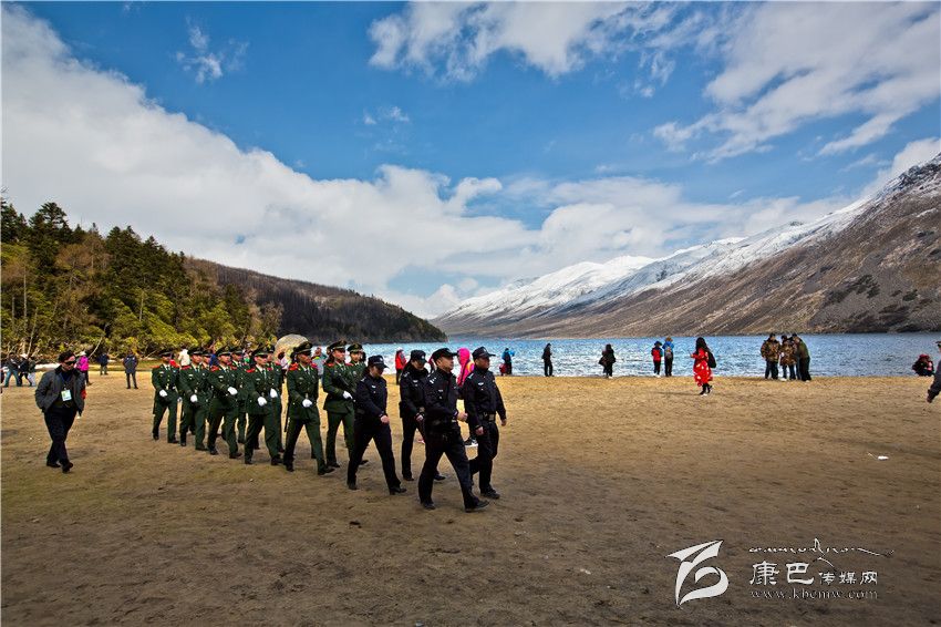 “五.一”小長假流動在景區(qū)的風(fēng)景線(康巴傳媒網(wǎng)首屆紀實攝影大賽)