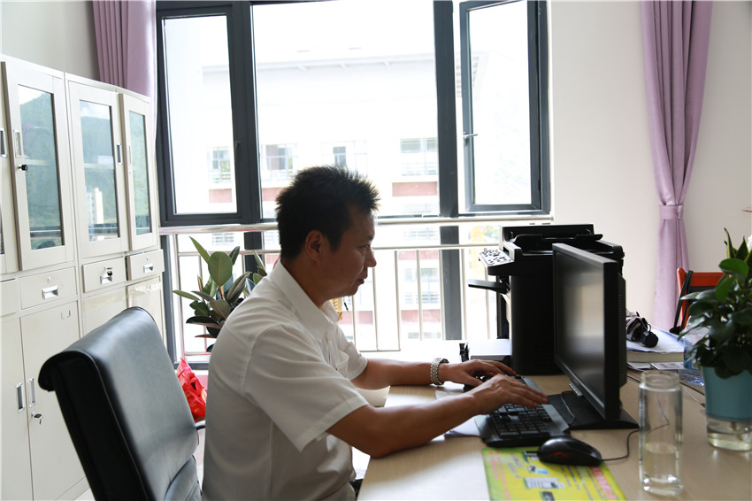 李軍在備課.jpg 李軍在備課.jpg