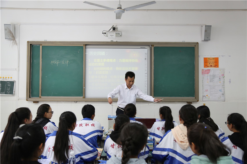 李軍給學生.jpg 李軍給學生.jpg