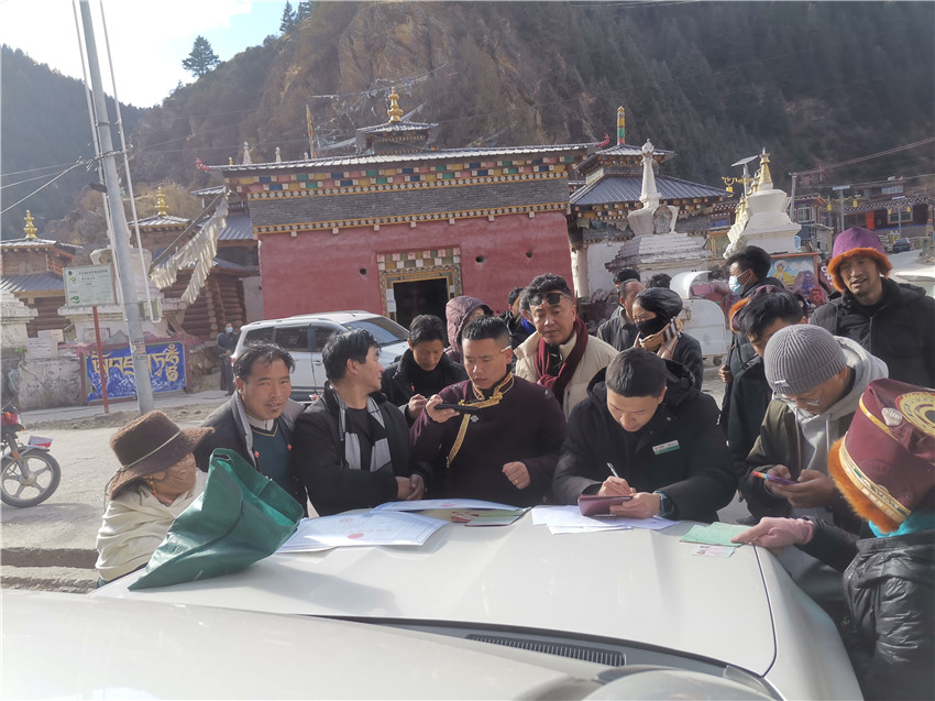 別樣的汽車銀行很接地氣，農(nóng)行德格縣支行開展農(nóng)戶信息建檔，現(xiàn)場(chǎng)為百姓開展金融服務(wù)。.jpg