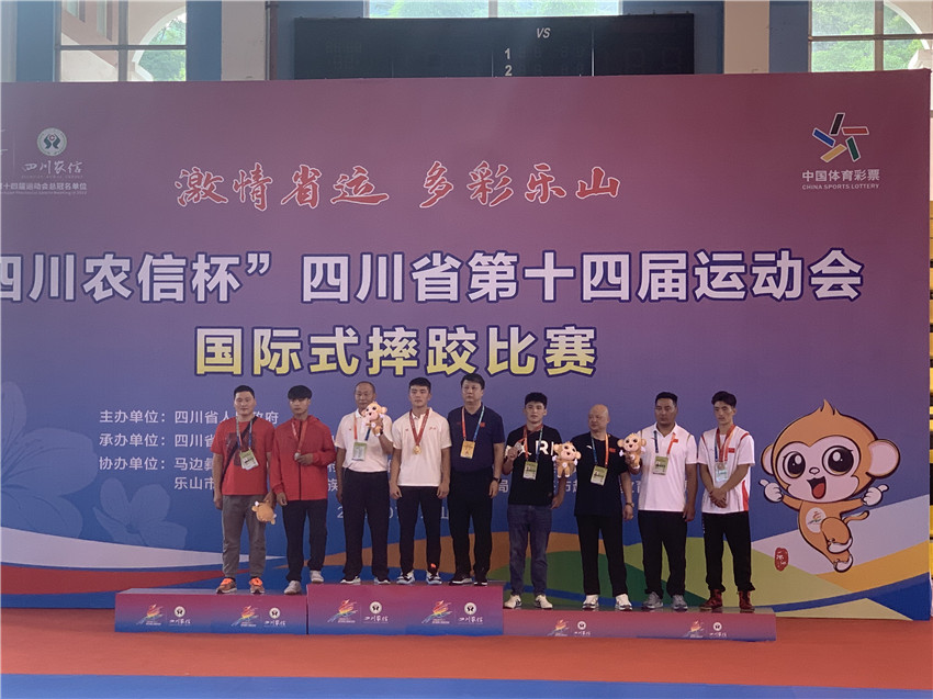 圖為頒獎(jiǎng)儀.jpg 圖為頒獎(jiǎng)儀.jpg