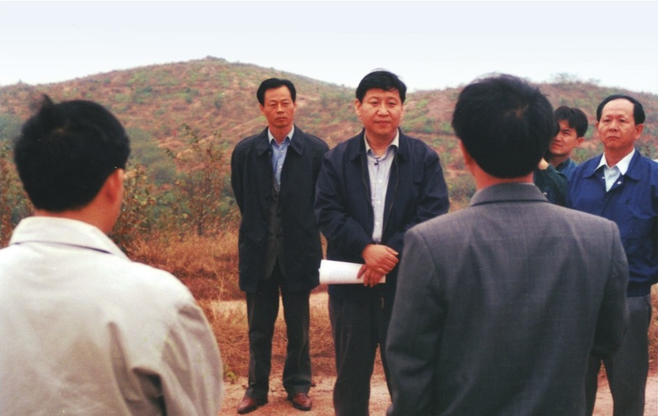 1999年11月，習近平在龍巖市長汀縣河田水土流失治理區(qū)調(diào)研。圖源：《習近平在福建（下）》