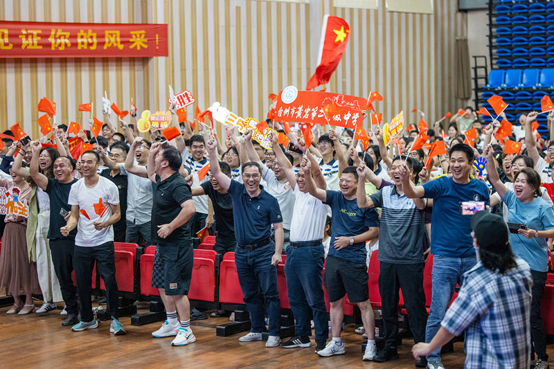 北京時(shí)間7月27日，2024年巴黎奧運(yùn)會(huì)首個(gè)比賽日，在射擊10米氣步槍混合團(tuán)體比賽中，中國選手黃雨婷/盛李豪獲得金牌。圖為黃雨婷的母校師生們通過收看奧運(yùn)直播的方式為她加油助威。