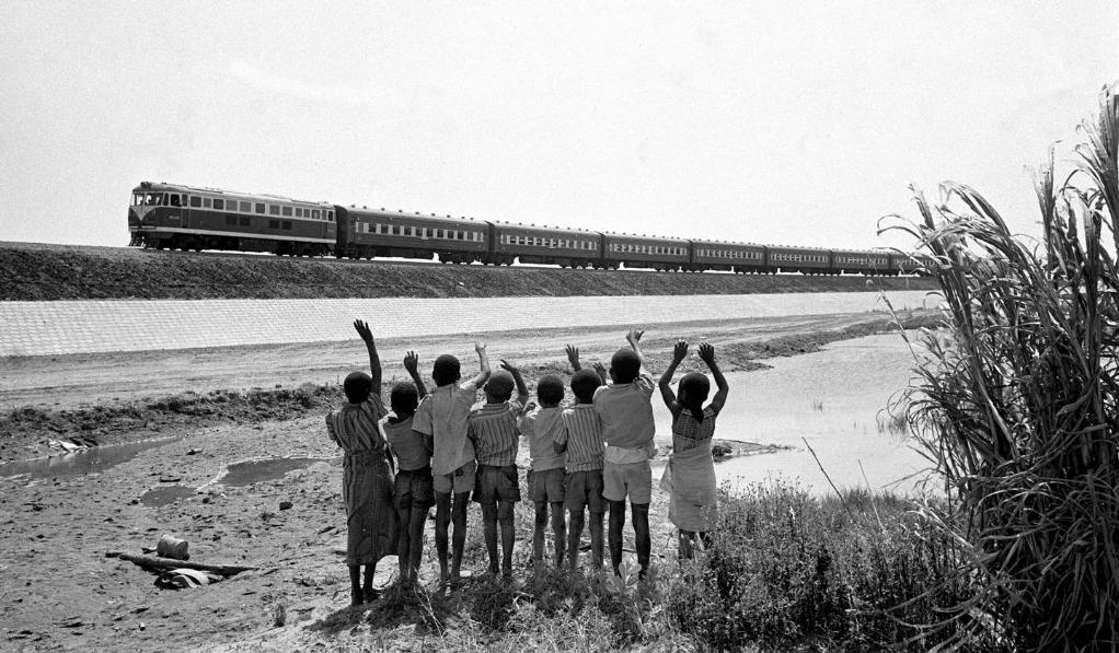 贊比亞魯西瓦西湖畔的少年兒童歡迎坦贊鐵路的列車通到他們的家鄉(xiāng)（1976年攝）。